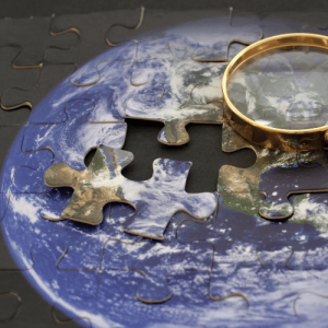 Puzzle von der Erde mit Lupe