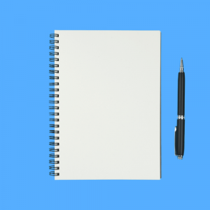 Notizheft mit Stift auf blauem Hintergrund