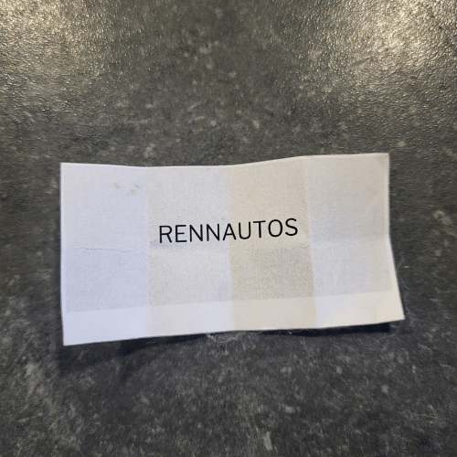 Zettel, auf dem 'Rennautos' steht